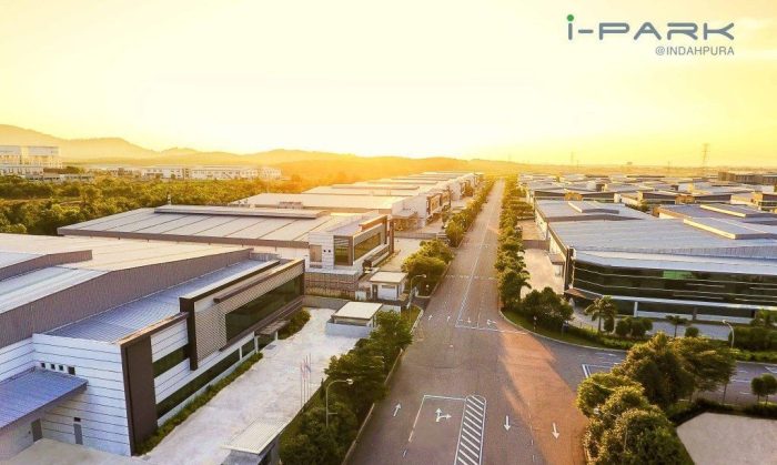 Taman Industrial dengan Kursi Besi Desain, Material, dan Keamanan